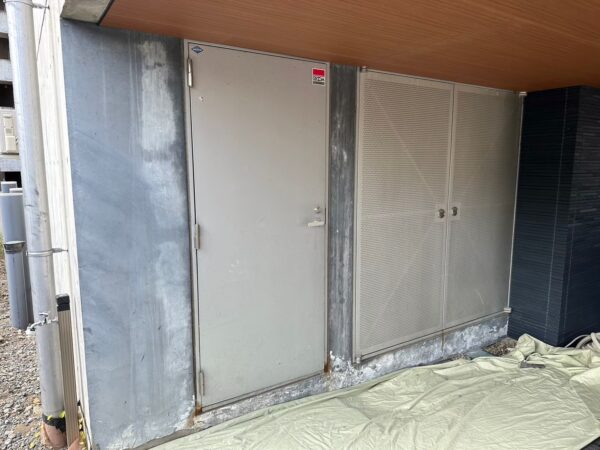松本市にて鉄部塗装〈コンクリート壁と鉄部ドアの塗装〉 施工前
